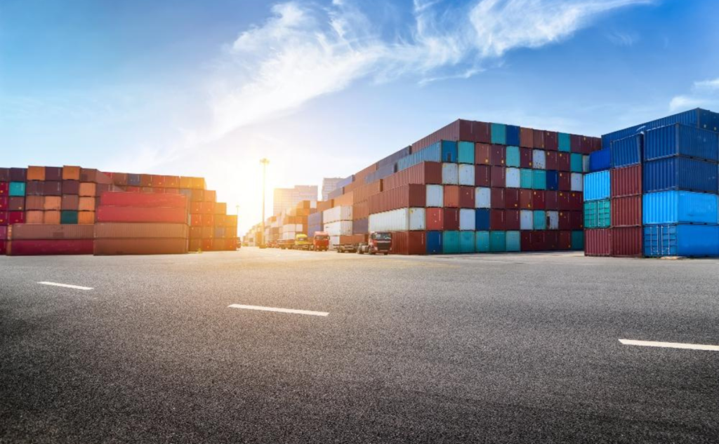 Container usato e container nuovo a confronto in un deposito logistico