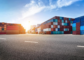 Container usato e container nuovo a confronto in un deposito logistico
