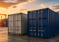 Container usato e container nuovo a confronto in un deposito logistico